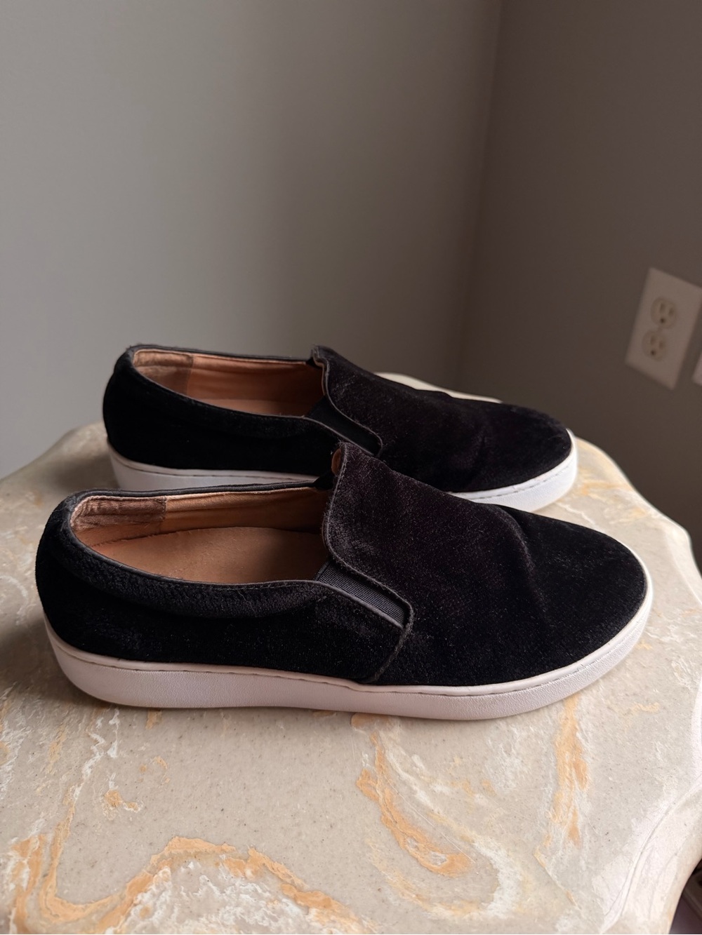 Vionic Women’s US 9.5 / UK 7.5 Black Velvet Slip-On Casual Sneakers